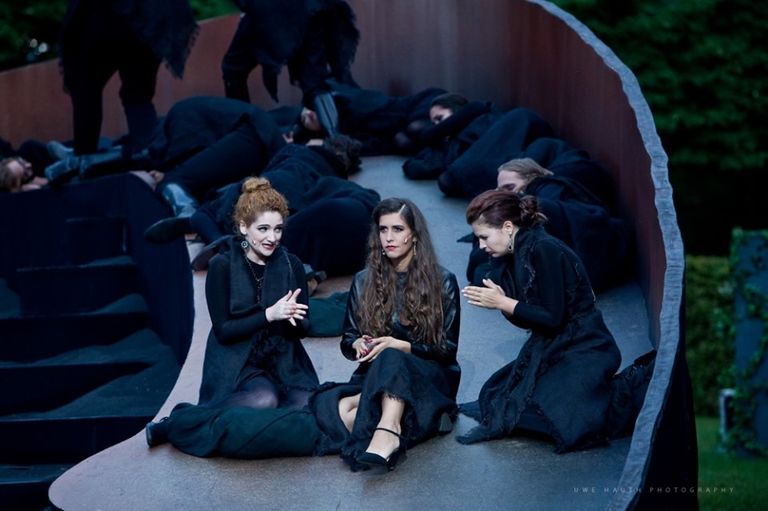 فرح الديباني أثناء تسلمها جائزة أوبرا باريس 2019