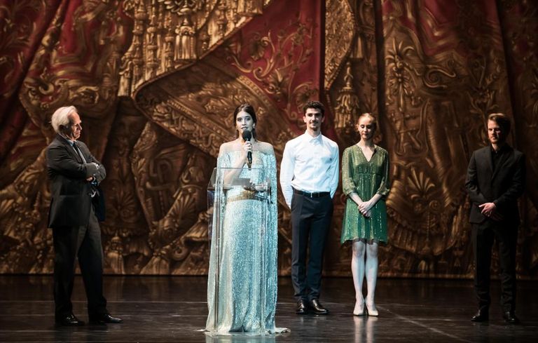 فرح الديباني أثناء تسلمها جائزة أوبرا باريس 2019