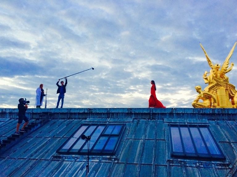 فرح الديباني أثناء تسلمها جائزة أوبرا باريس 2019