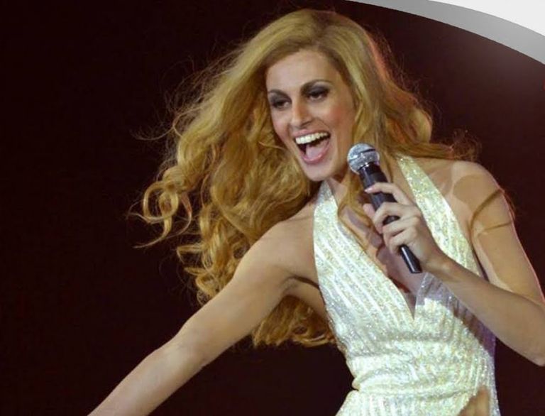 فرح الديباني أثناء تسلمها جائزة أوبرا باريس 2019