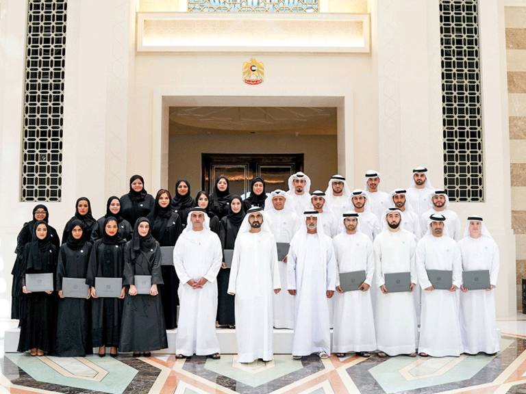 الشيخ محمد بن راشد آل مكتوم مع عدد من شباب الإمارات