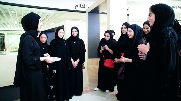 الشيخ محمد بن راشد آل مكتوم مع عدد من شباب الإمارات