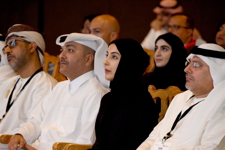 الشيخ محمد بن راشد آل مكتوم مع عدد من شباب الإمارات