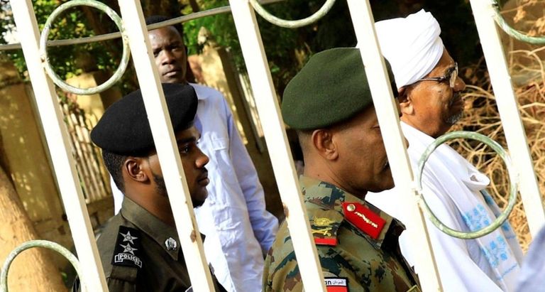 أول ظهور للبشير أمام نيابة مكافحة الفساد السودانية