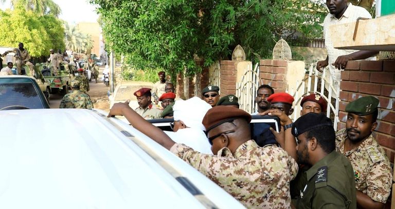 أول ظهور للبشير أمام نيابة مكافحة الفساد السودانية