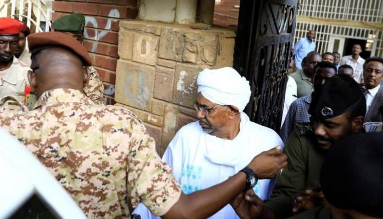 أول ظهور للبشير أمام نيابة مكافحة الفساد السودانية