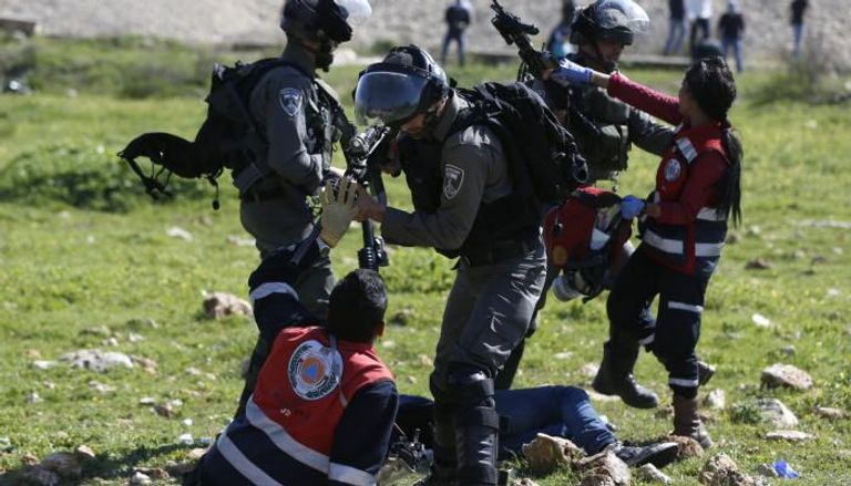جيش الاحتلال ينكل بمتطوعين فلسطينيين في الضفة 