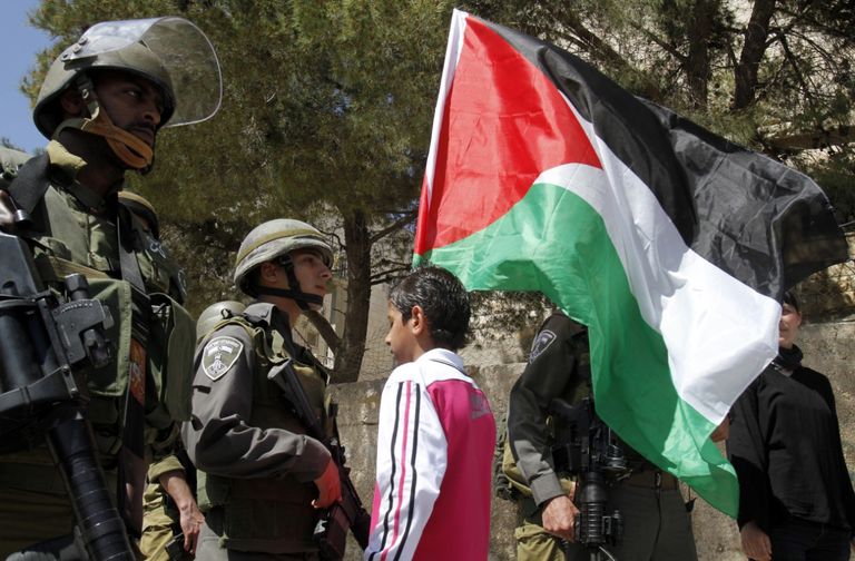 جيش الاحتلال ينكل بمتطوعين فلسطينيين في الضفة