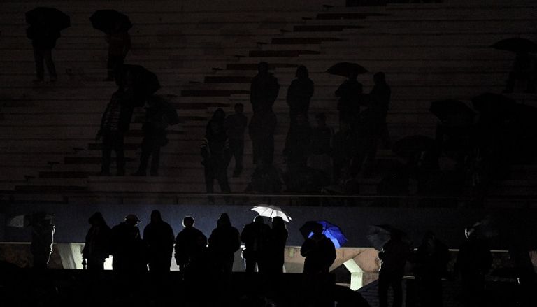 سيدة من أوروجواي تحضر الطعام على ضوء الشموع