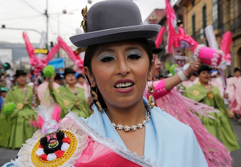 الراقصون يرتدون أحذية ملونة مصنوعة يدويا