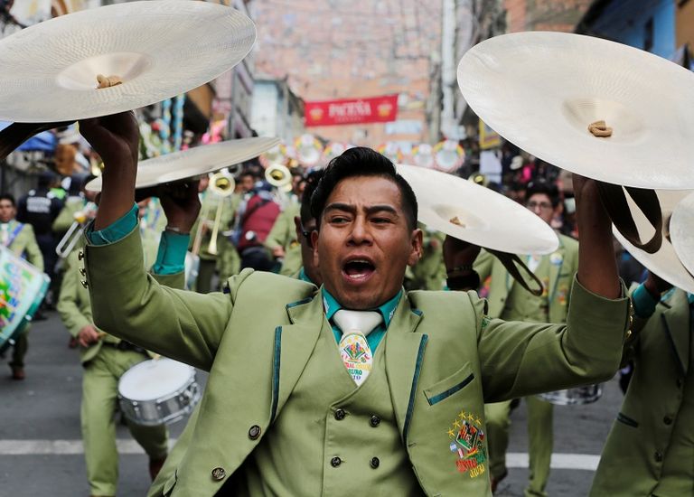 الراقصون يرتدون أحذية ملونة مصنوعة يدويا