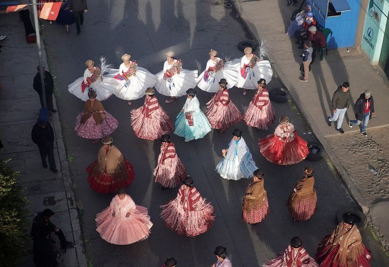 الراقصون يرتدون أحذية ملونة مصنوعة يدويا