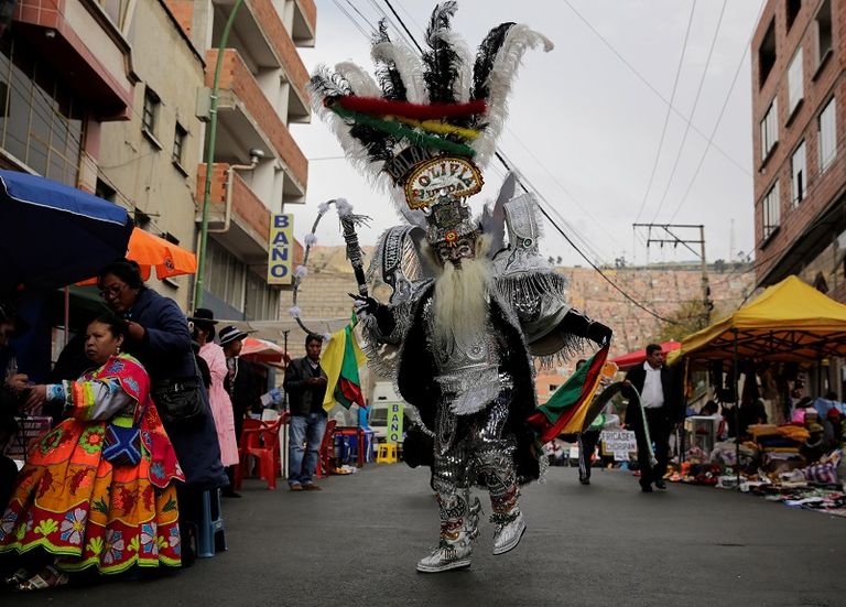 الراقصون يرتدون أحذية ملونة مصنوعة يدويا