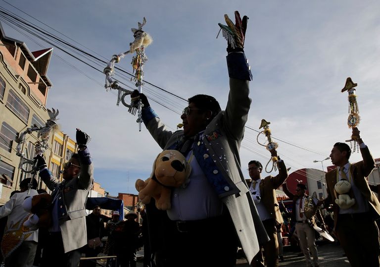 الراقصون يرتدون أحذية ملونة مصنوعة يدويا