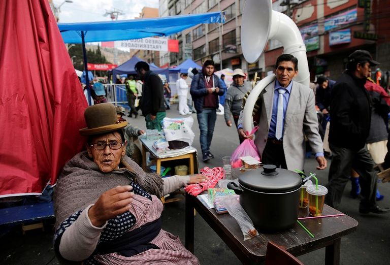 الراقصون يرتدون أحذية ملونة مصنوعة يدويا