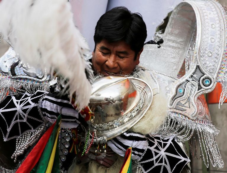 الراقصون يرتدون أحذية ملونة مصنوعة يدويا