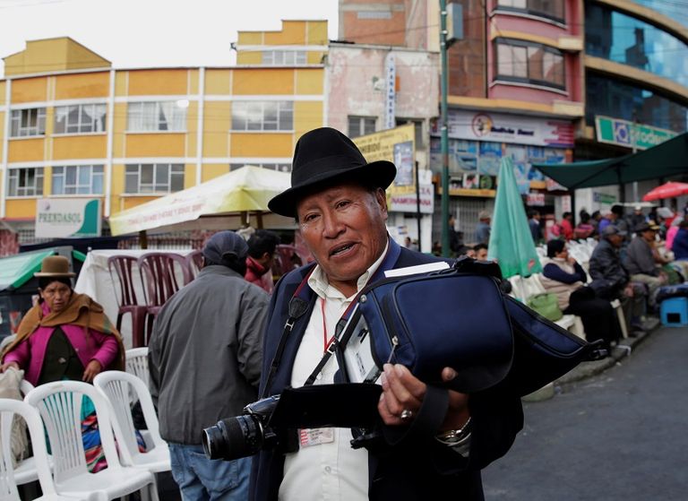 الراقصون يرتدون أحذية ملونة مصنوعة يدويا