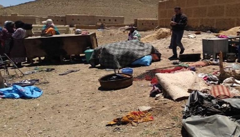 الأسرة المغربية تنقل أثاثها إلى الشارع بعد اشتعال النيران بالمنزل