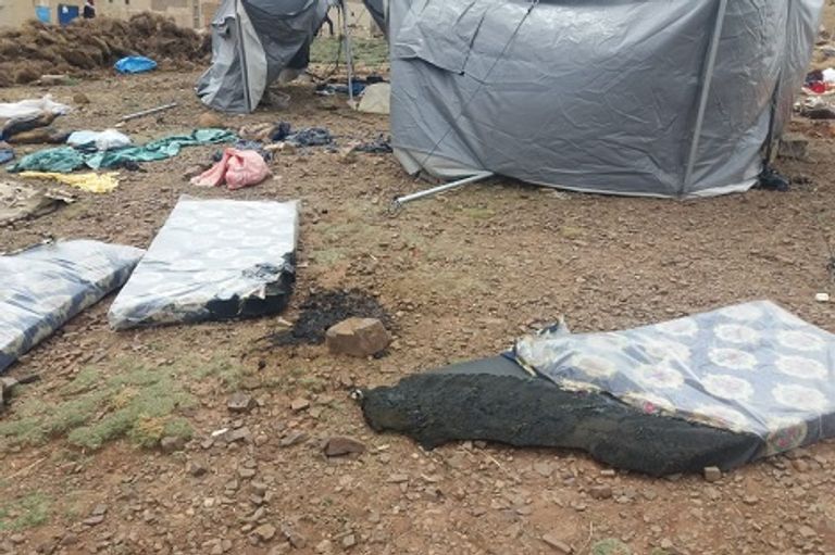 الأسرة المغربية تنقل أثاثها إلى الشارع بعد اشتعال النيران بالمنزل