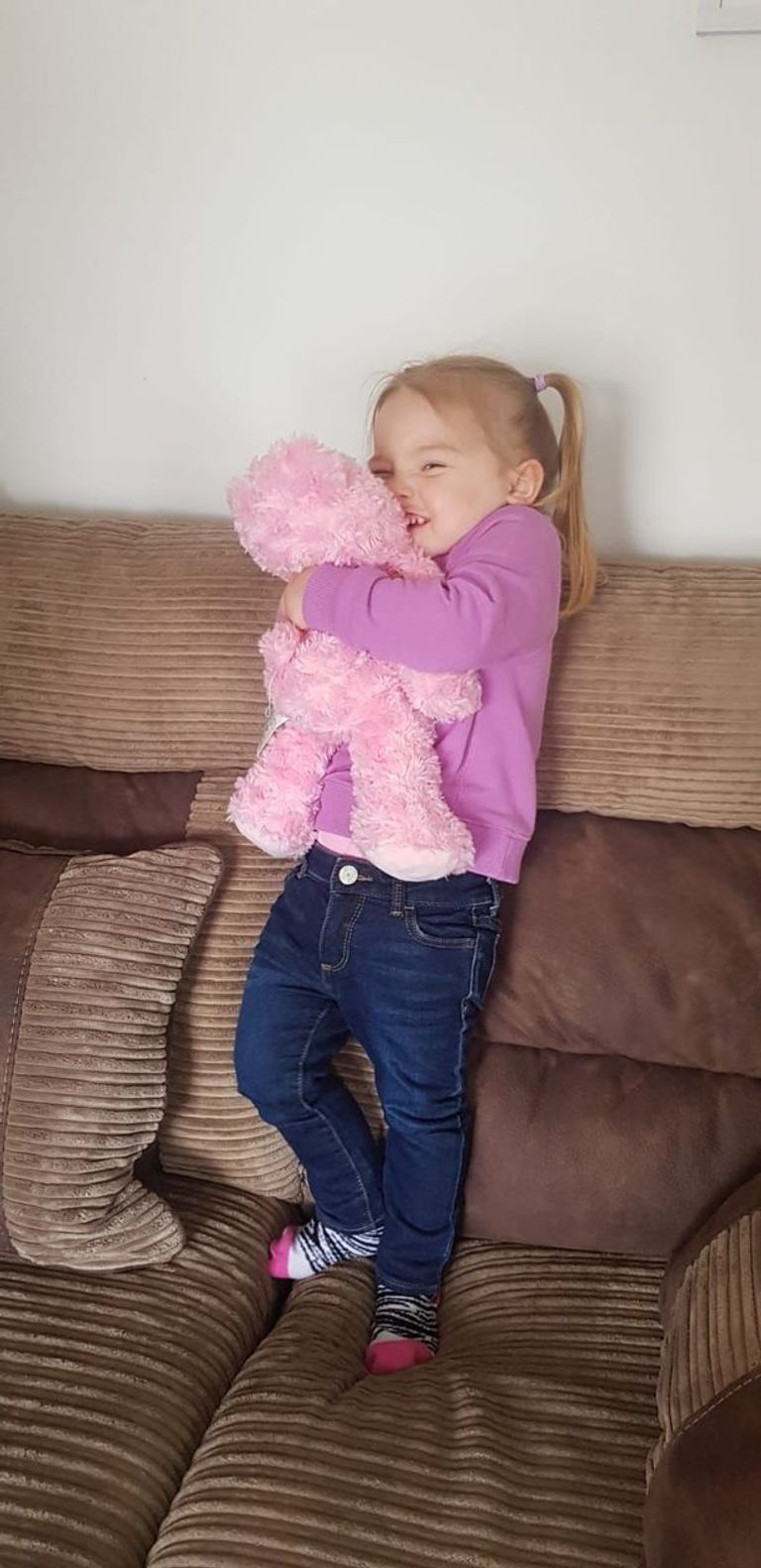 تسمع الطفلة ضحكة والدتها وصوتها وهي تناديها باسمها