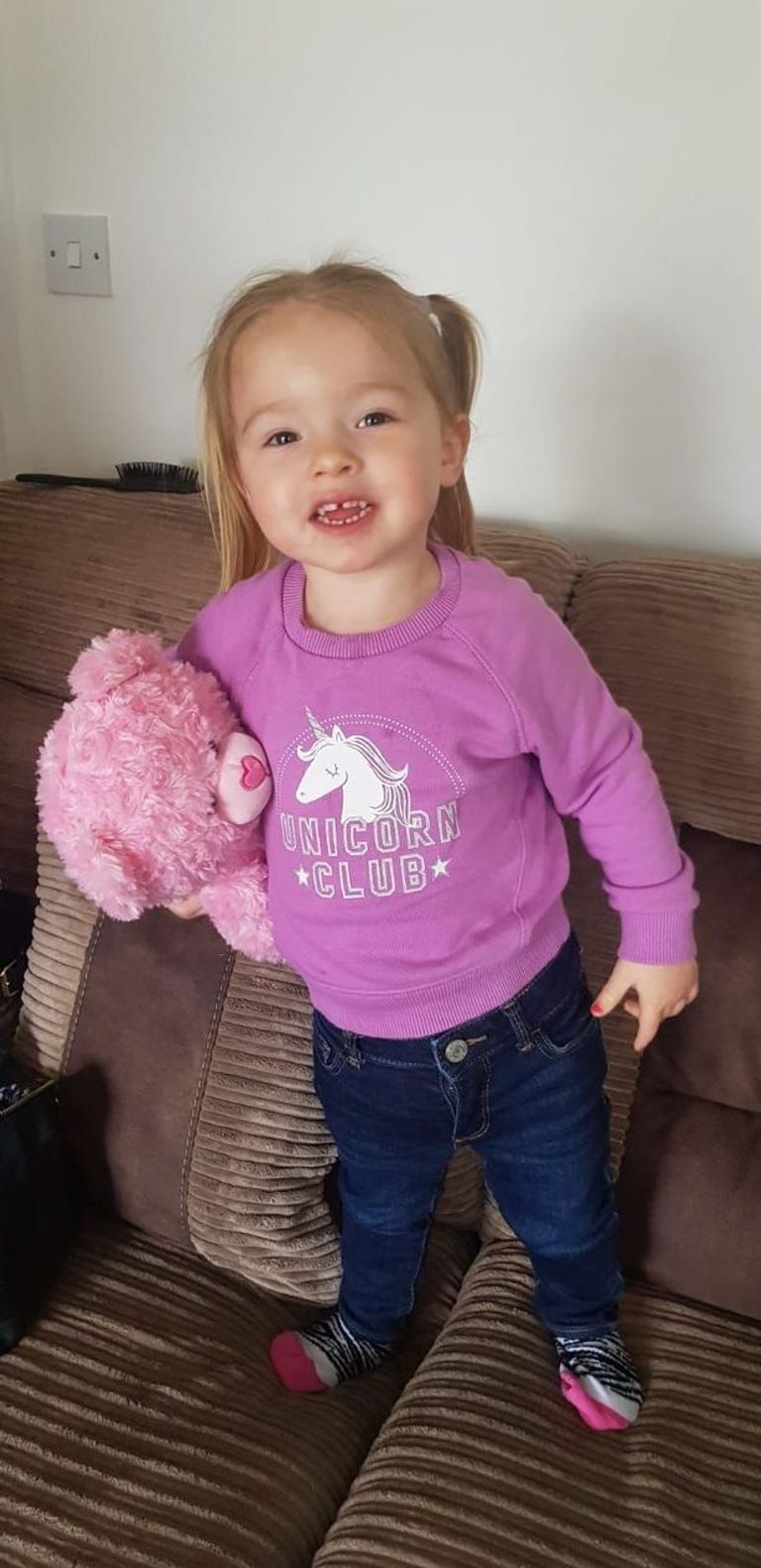 تسمع الطفلة ضحكة والدتها وصوتها وهي تناديها باسمها