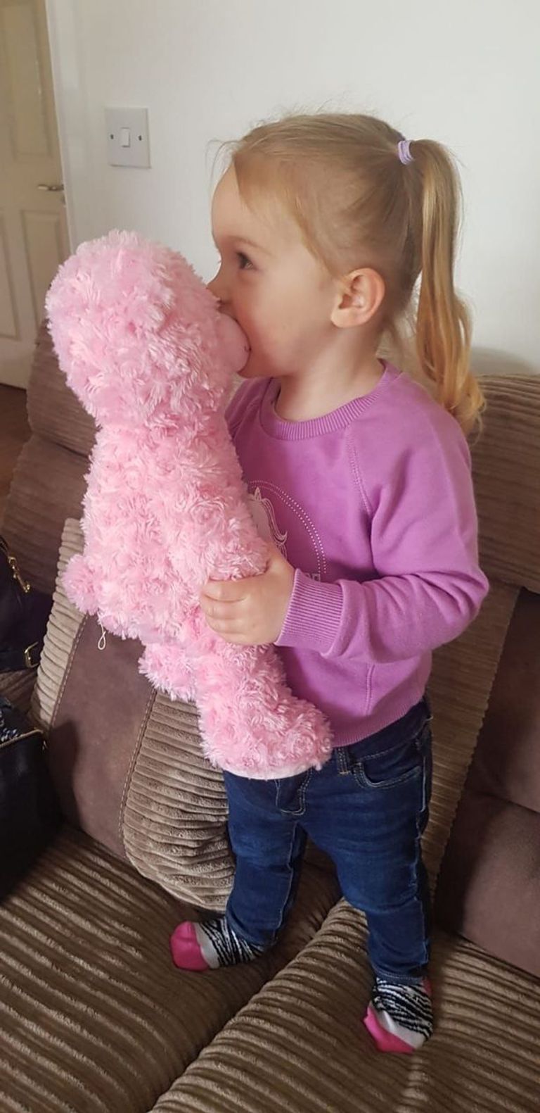 تسمع الطفلة ضحكة والدتها وصوتها وهي تناديها باسمها