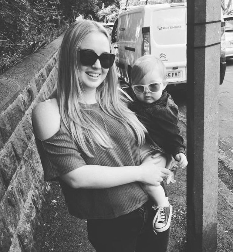 تسمع الطفلة ضحكة والدتها وصوتها وهي تناديها باسمها