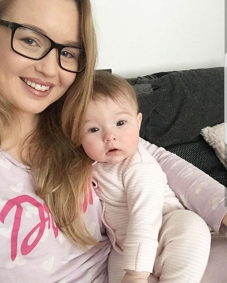 تسمع الطفلة ضحكة والدتها وصوتها وهي تناديها باسمها