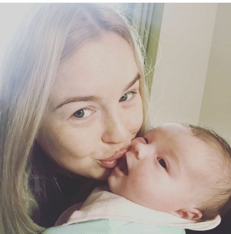 تسمع الطفلة ضحكة والدتها وصوتها وهي تناديها باسمها