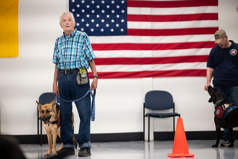 الجمعية تُدرِّب كلب المحارب السابق إذا كان لديه واحد