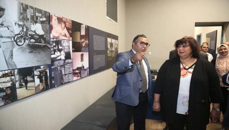 وزيرة الثقافة المصرية خلال زيارتها متحف نجيب محفوظ 