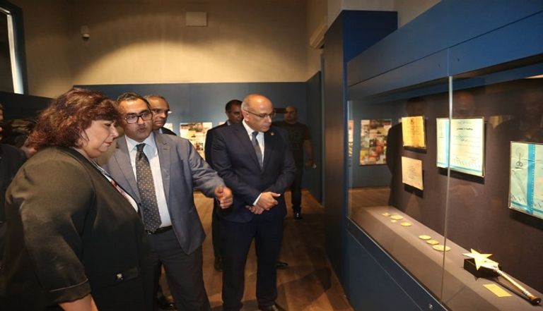 وزيرة الثقافة المصرية خلال زيارتها متحف نجيب محفوظ 