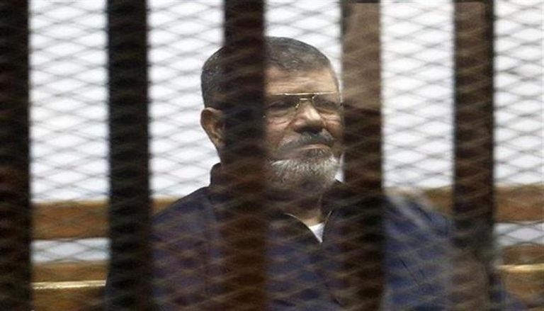 الرئيس المعزول محمد مرسي أثناء جلسات محاكمته- أرشيفية