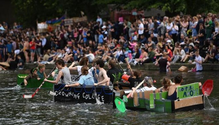 طلاب كامبريدج يتسابقون بقوارب كرتونية في "الأحد الانتحاري"