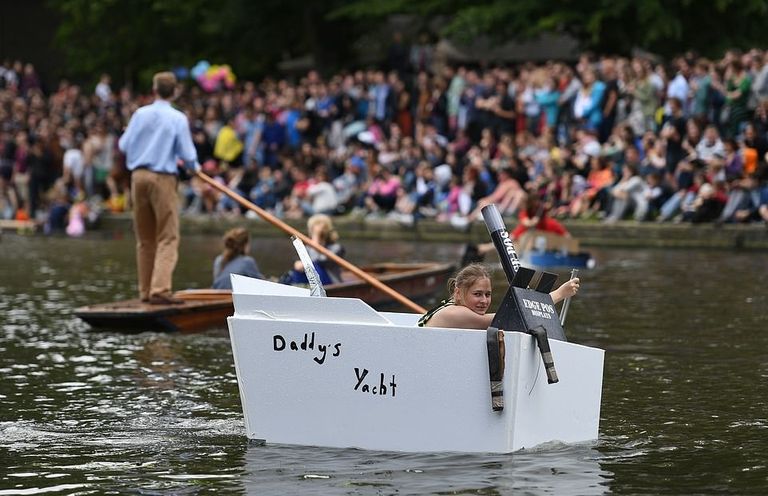 طلاب كامبريدج يتسابقون بقوارب كرتونية في "الأحد الانتحاري"