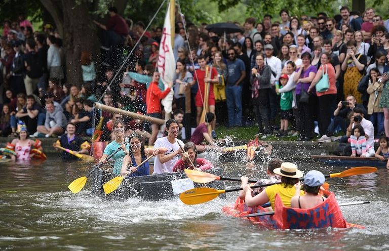 طلاب كامبريدج يتسابقون بقوارب كرتونية في "الأحد الانتحاري"