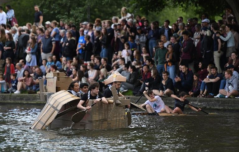 طلاب كامبريدج يتسابقون بقوارب كرتونية في "الأحد الانتحاري"