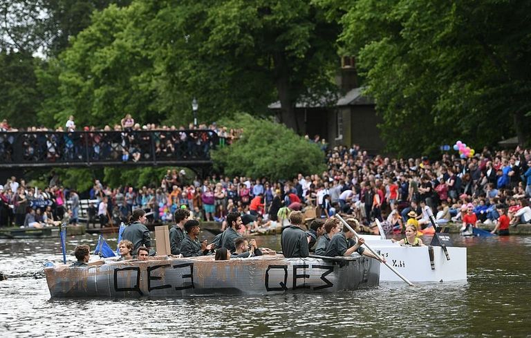 طلاب كامبريدج يتسابقون بقوارب كرتونية في "الأحد الانتحاري"