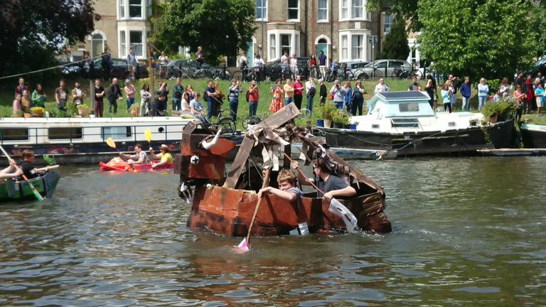 طلاب كامبريدج يتسابقون بقوارب كرتونية في "الأحد الانتحاري"