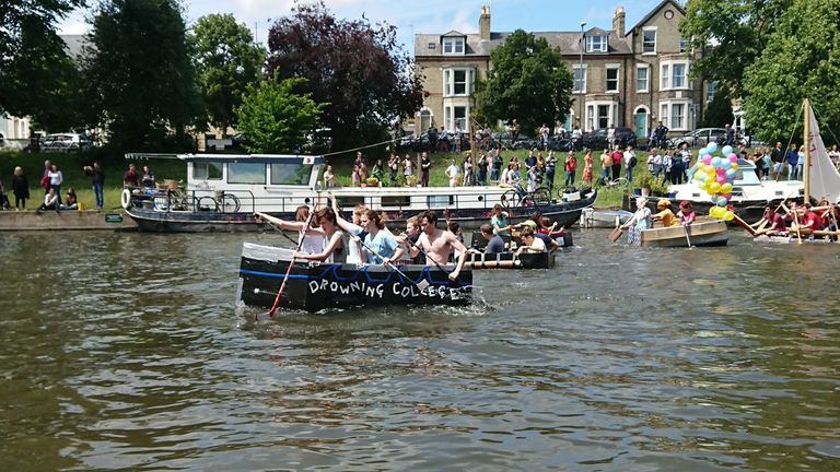 طلاب كامبريدج يتسابقون بقوارب كرتونية في "الأحد الانتحاري"