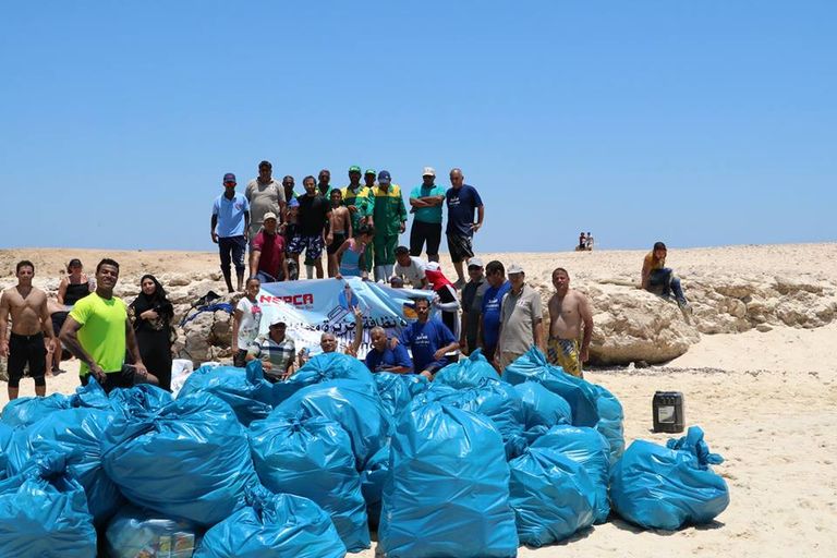 جانب من إحدى المبادرات لنشر الوعي بمخاطر البلاستيك