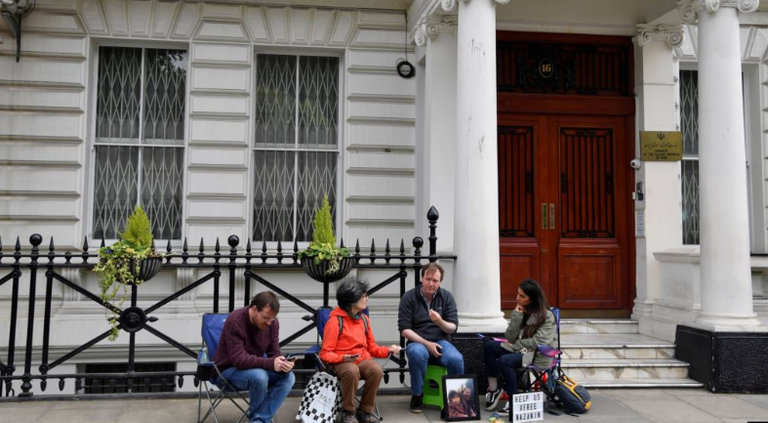 زوج المعتقلة البريطانية يحتج أمام سفارة طهران