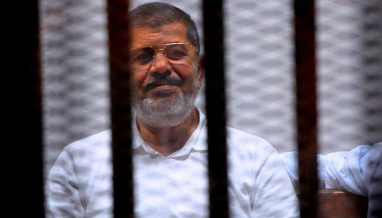 الرئيس المعزول محمد مرسي أثناء جلسات محاكمته- أرشيفية