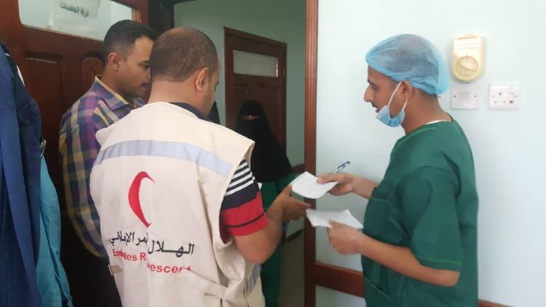 المرضى أمام مستشفى المواسط الريفي باليمن