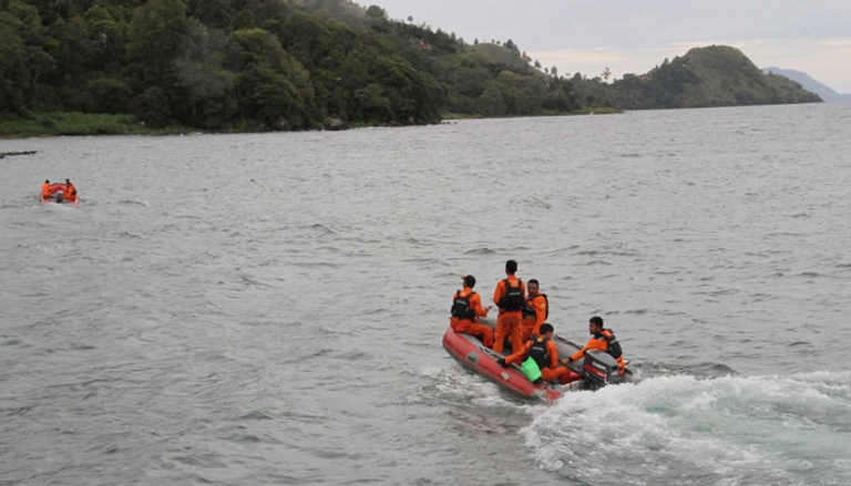 البحث عن المفقودين في غرق عبارة ببحيرة توبا 2018