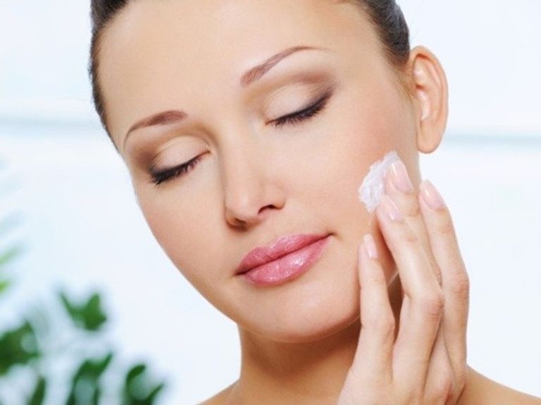 5 خطوات تحمي البشرة الدهنية من مشاكل الصيف