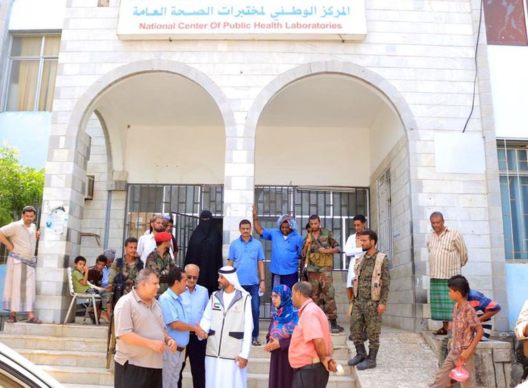 الإمارات تقدم محاليل مخبرية لمواجهة "حمى الضنك" في عدن