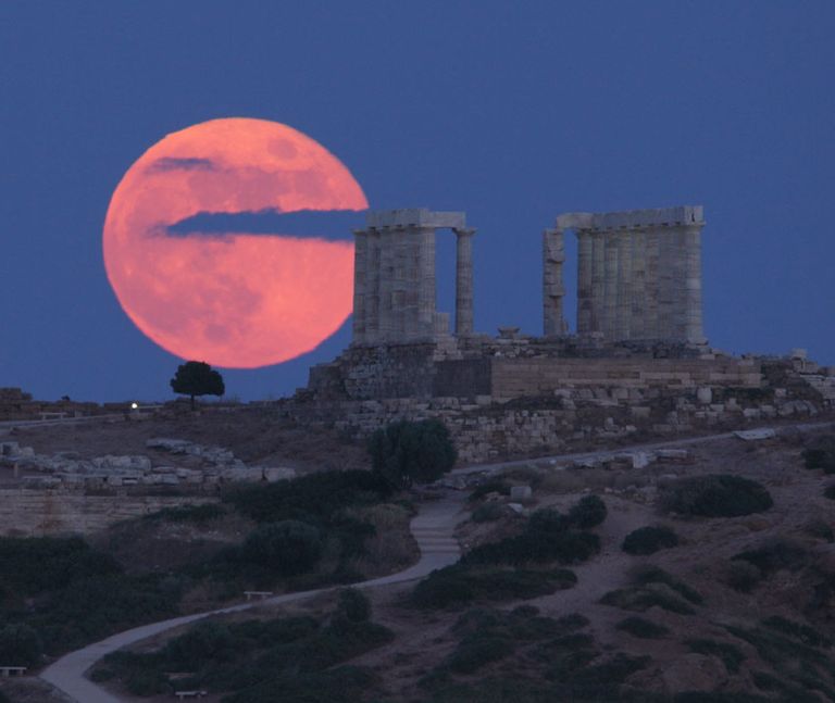 قمر الفراولة الكامل في الساحل الجنوبي لساسكس