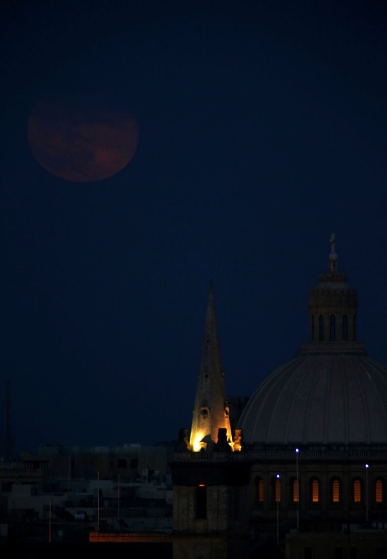 قمر الفراولة الكامل في الساحل الجنوبي لساسكس