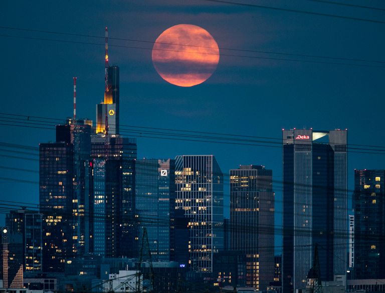 قمر الفراولة الكامل في الساحل الجنوبي لساسكس